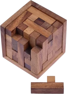 LOGOPLAY Packkub är ett klurigt 3D-pussel där det gäller att få ett gäng bitar av trä att passa ihop till en kub.
